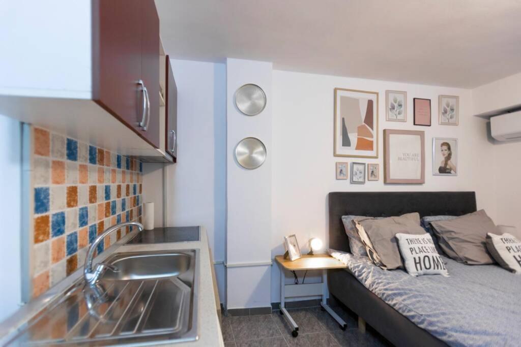 11 Steps From The Center, Lovely Studio *