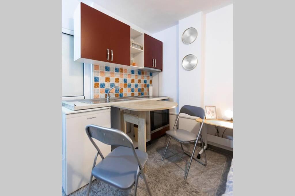 11 Steps From The Center, Lovely Studio *