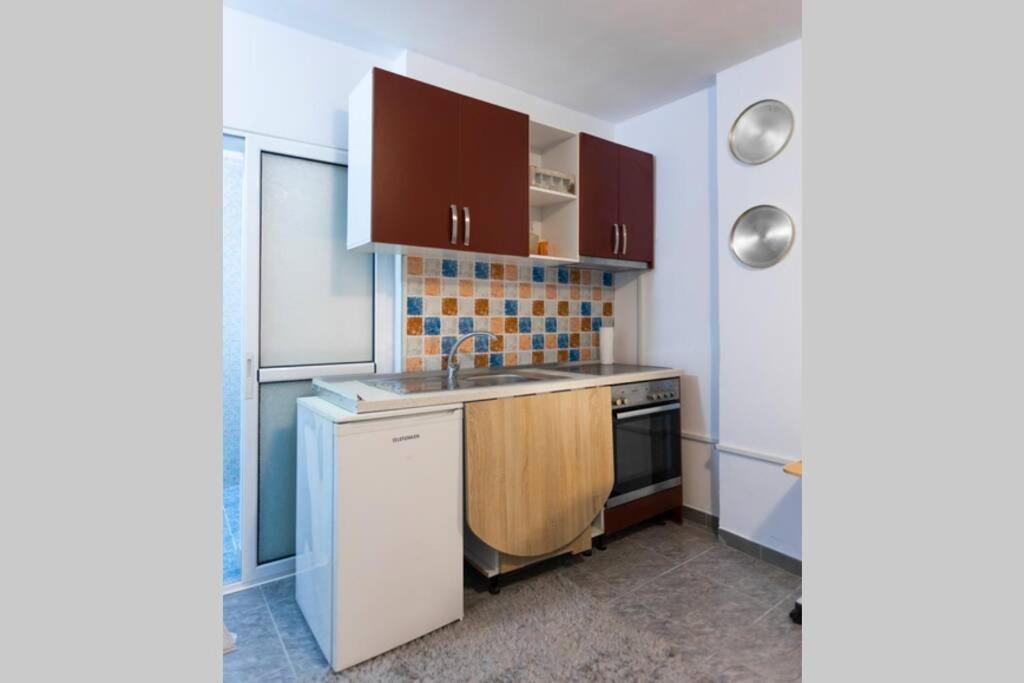Apartamento 11 Steps From The Center, Lovely Studio Tirana
